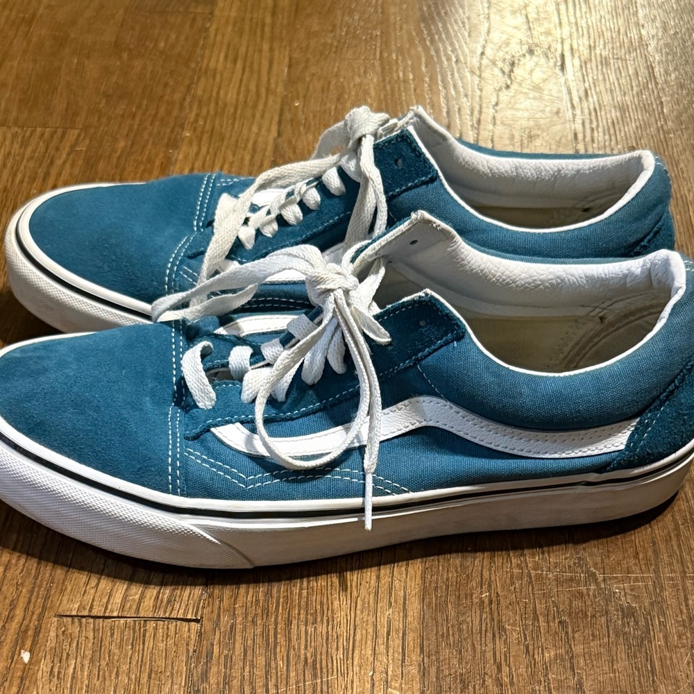 Vans old skool sneakers in the “Blue Coral” colorway Suede Size 10